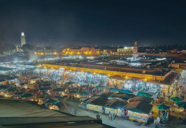 Vista de Djemaa el Fna, uma praça e mercado em Marraquexe — Fotografia de Stock