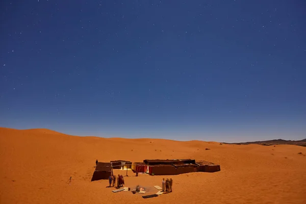 Campamento en el desierto del Sahara en la noche con la luna como estrella — Foto de Stock