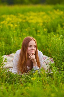 Kadın stiiting yeşil çimenlerin üzerinde