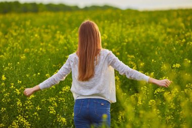 Kız, sarı tecavüz tohum çayır
