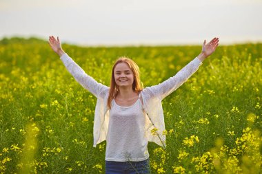 Kız, sarı tecavüz tohum çayır
