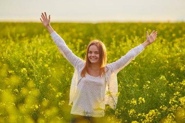 Kız, sarı tecavüz tohum çayır