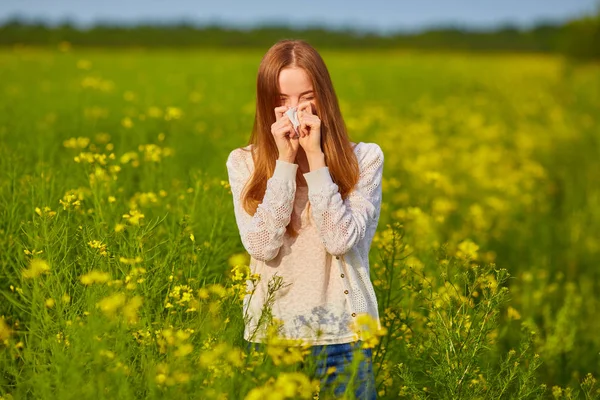 Allergia al polline, starnuti da ragazza — Foto Stock