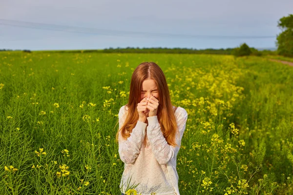 Alergia ao pólen, espirros de menina — Fotografia de Stock