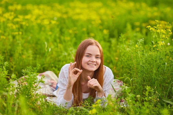 Woman stiiting on the green grass — Stock Photo, Image