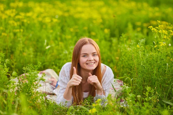 Woman stiiting on the green grass — Stock Photo, Image