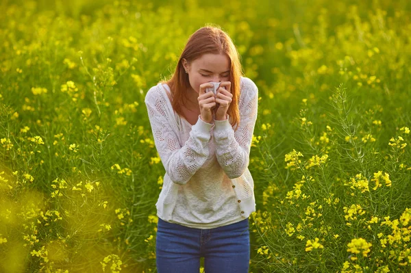 Alergie na pyl, holka, kýchání — Stock fotografie