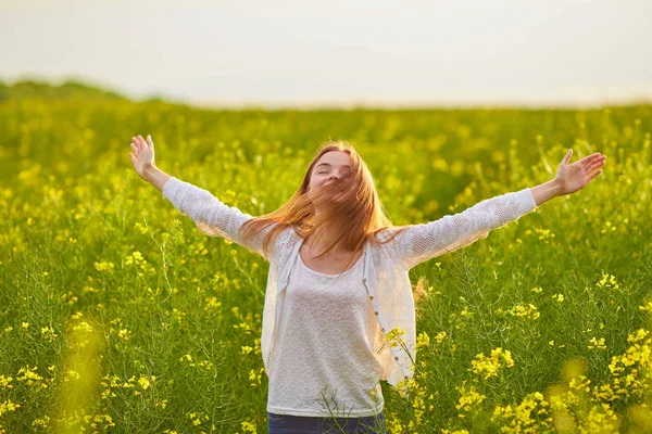 Girl at yellow rape seed meadow — Stock Photo, Image