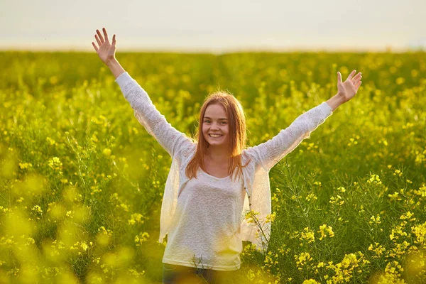 Kız, sarı tecavüz tohum çayır