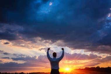 mutlu işadamı, alanın üzerine Rüzgar arka plan ayakta onun elini kaldır ve thumbs up