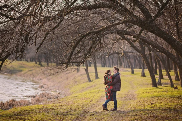 Jovem casal apaixonado — Fotografia de Stock