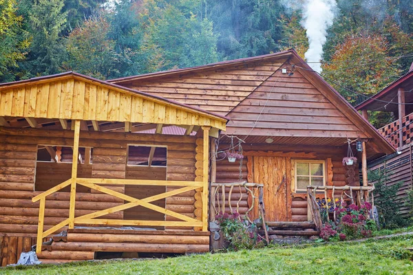 Paysage d'automne coloré dans le village de montagne. Foggy matin dans les montagnes des Carpates . — Photo
