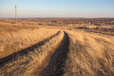 Toprak yol üzerinde bozkır içinde güzel gündoğumu. 