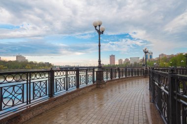 Gece şehir yansıma Nehri üzerinde 