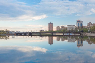 Gece şehir yansıma Nehri üzerinde 