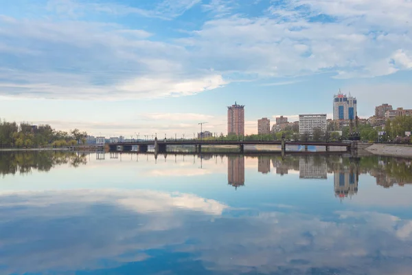 Nachtreflexion der Stadt auf dem Fluss — Stockfoto