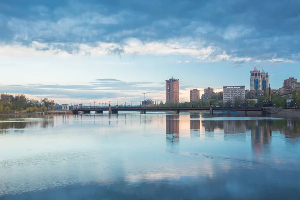 Відбиття нічного міста на річці — стокове фото