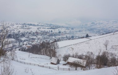 Harika kış manzarası ile kar ve ahşap ev