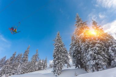 snowboard üzerinde bir teleferik