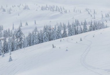 Kayak pistlerine ve asansörler ile kış Dağları