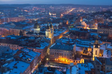 Kış görünümü üzerinde şehir merkezinde Lviv, Ukrayna.