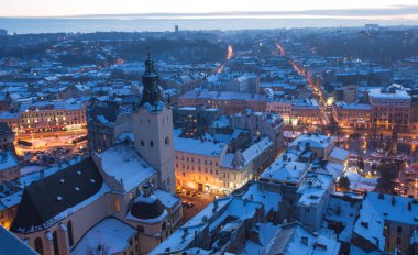 Kış görünümü üzerinde şehir merkezinde Lviv, Ukrayna.