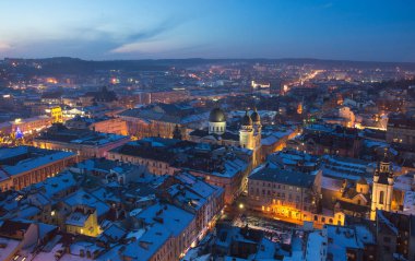Kış görünümü üzerinde şehir merkezinde Lviv, Ukrayna.