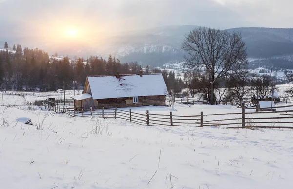 Prachtige winter landschap met sneeuw en hout huis — Stockfoto