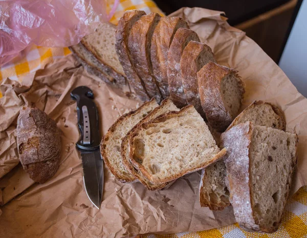 Bröd på en träskiva och kniv — Stockfoto