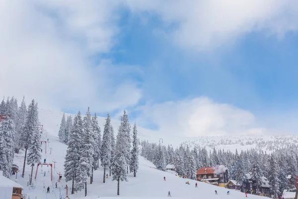 La gente juega esquí en la estación en invierno — Foto de Stock