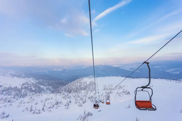 Panorama des montagnes d'hiver avec remontées mécaniques — Photo
