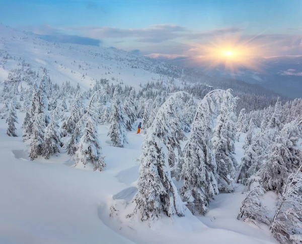 Ζευγάρι σκι σε μια περιποιημένη καμπύλο διπλό σκι παρακολουθείτε με βουνό — Φωτογραφία Αρχείου