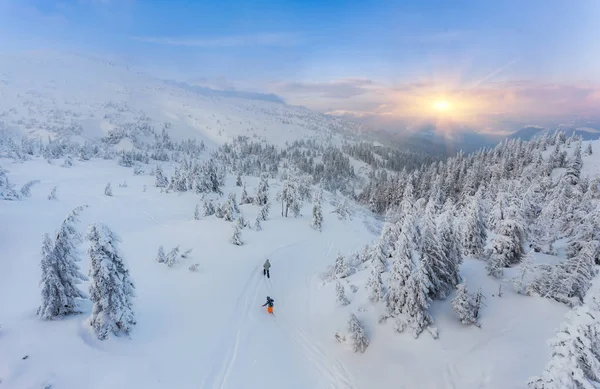 Ζευγάρι σκι σε μια περιποιημένη καμπύλο διπλό σκι παρακολουθείτε με βουνό — Φωτογραφία Αρχείου
