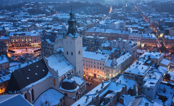 Kış görünümü üzerinde şehir merkezinde Lviv, Ukrayna.