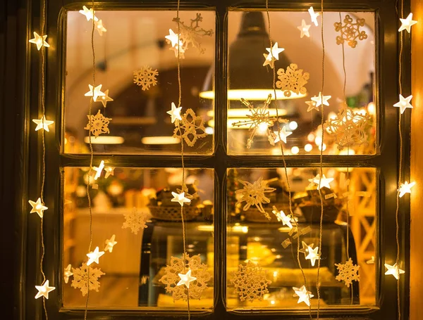 Olağandışı Noel çelenk penceresinde.