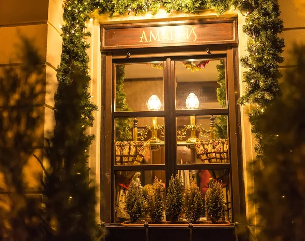 Unusual christmas wreath on window. — Stock Photo, Image
