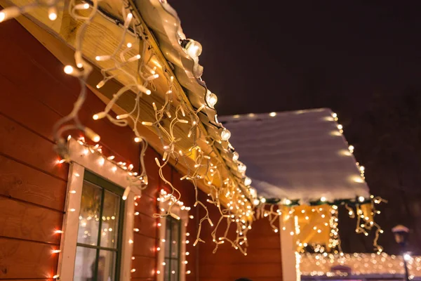 Unusual christmas wreath on window. — Stock Photo, Image