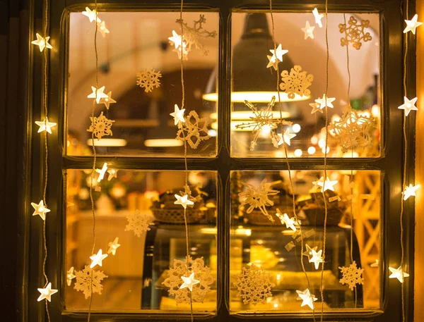 Grinalda de Natal incomum na janela . — Fotografia de Stock