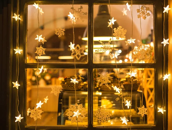 Grinalda de Natal incomum na janela . — Fotografia de Stock