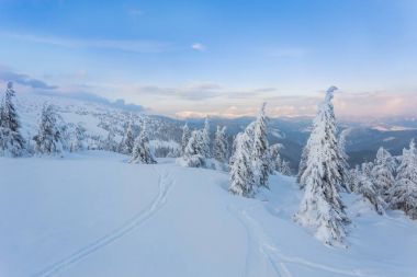 Kış dağlarda görkemli günbatımı