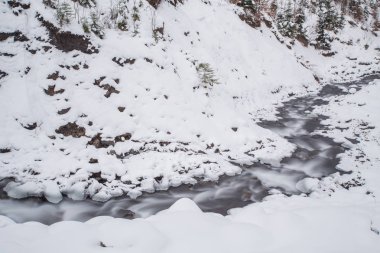 kış zamanında dağ Nehri