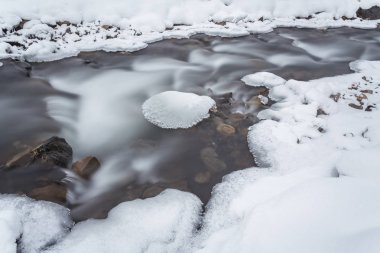 kış zamanında dağ Nehri