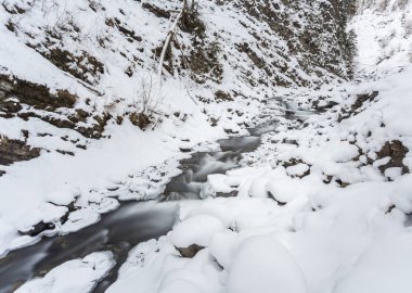 kış zamanında dağ Nehri
