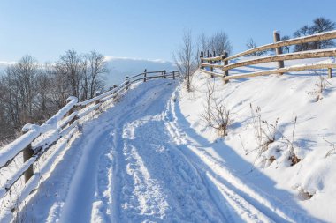 Kış ülke yatay, ahşap çit ve karlı yol