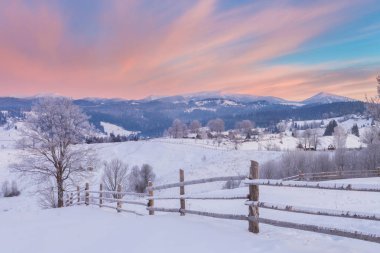 Dağlardaki güzel kış manzarası.