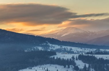 Dağlardaki güzel kış manzarası.