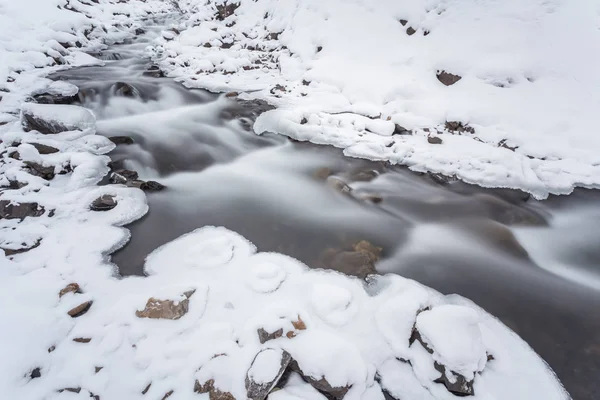 kış zamanında dağ Nehri