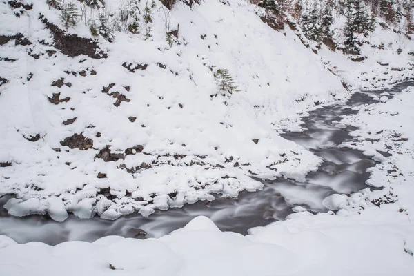 kış zamanında dağ Nehri