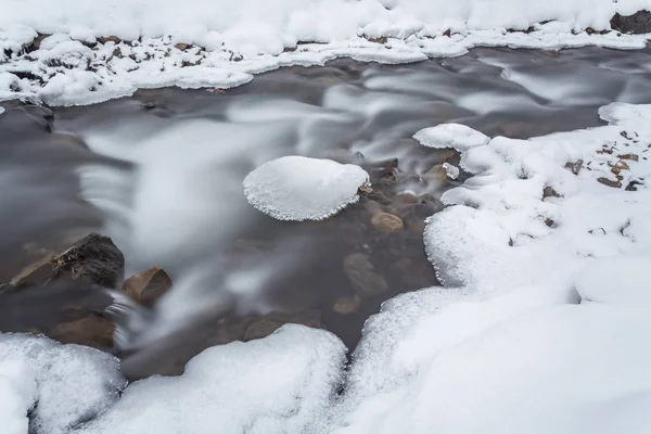 kış zamanında dağ Nehri