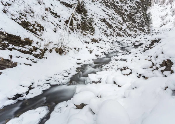 kış zamanında dağ Nehri